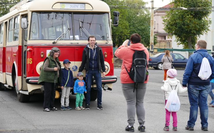 OBRAZEM: Arriva ukázala lidem autobusy a trolejbusy a lákala k práci řidičky