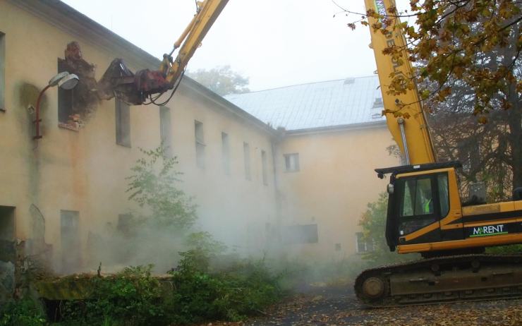 Demolice kasáren v Bílině začala, budovy zmizí do konce letošního roku