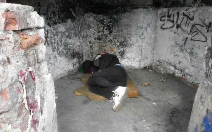 Cizí lidé mi vyklízejí byt, stěžoval si na policii bezdomovec, který žije pod mostem. Svoje věci bránil nunžaky