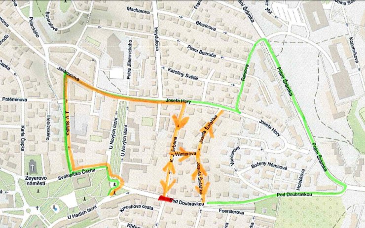 V Teplicích uzavřeli část ulice Pod Doubravkou. Některé silnice jsou kvůli objížďce teď obousměrné