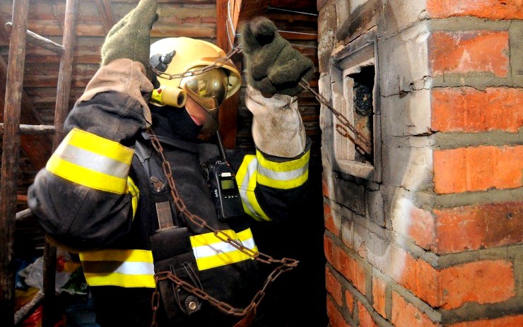 V Ledvicích hořel špatně vyčištěný komín na rodinném domku