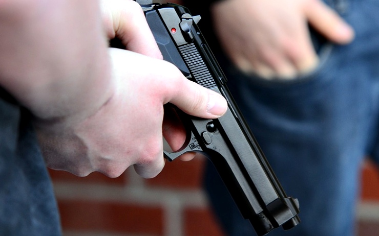 Devítiletého chlapce zranila kulička z airsoftové pistole. Střílel jen o rok starší hoch