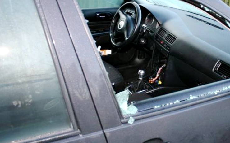 Řidič z Bíliny našel svoje auto vykradené, zloděje zřejmě přilákala kamera na čelním skle