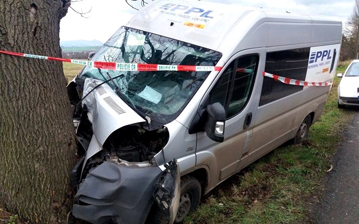 Aktuální nehoda? Kdepak, tohle auto stojí u silnice už téměř týden