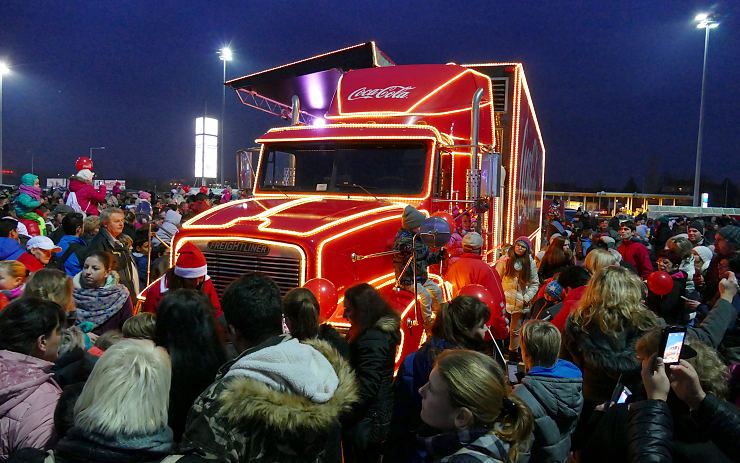 VIDEO: Šílenství u Olympie. Přijel sem kamion se Santou