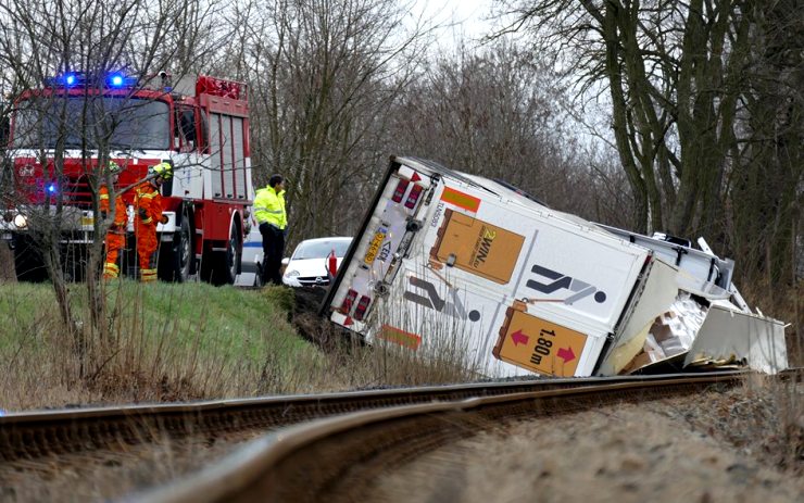 AKTUÁLNĚ: U Jeníkova se převrátil kamion na koleje. Silnice je uzavřena, vlaky stojí