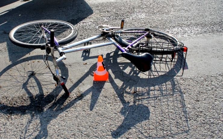 Policisté hledají svědky nehody v Krupce, auto tady narazilo do cyklisty