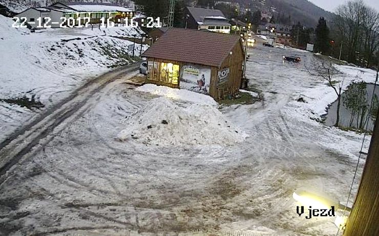 Zahájení lyžařské sezóny se odkládá, sníh mizí před očima