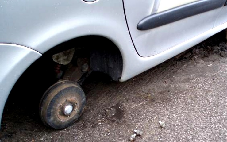 Muž měl auto zaparkované u domu za plotem, přesto mu někdo ukradl kola