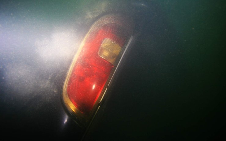 VIDEO: Potápěči našli ve vodě u Duchcova další utopené auto, Škodu Roomster