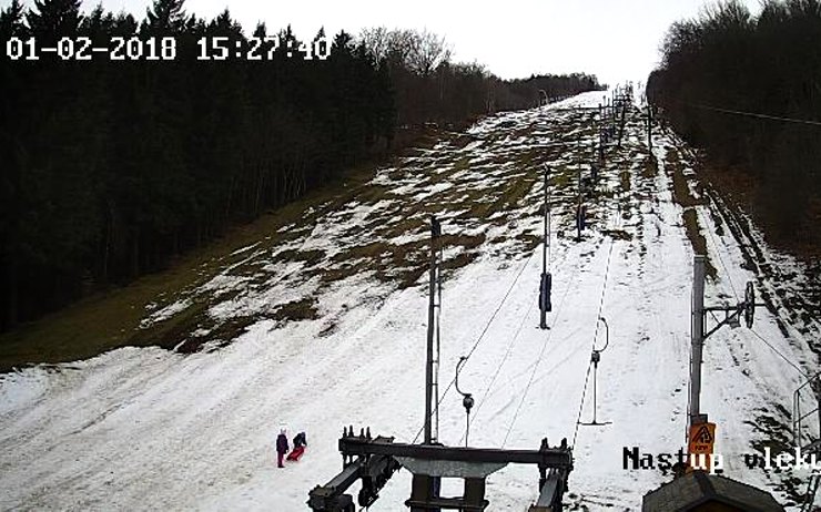 Bouřňák je bez sněhu. Vleky o pololetních prázdninách nepojedou