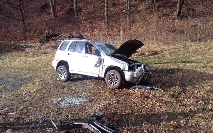 Auto u Hrobu vylétlo ze silnice, pro zraněného přijela sanita