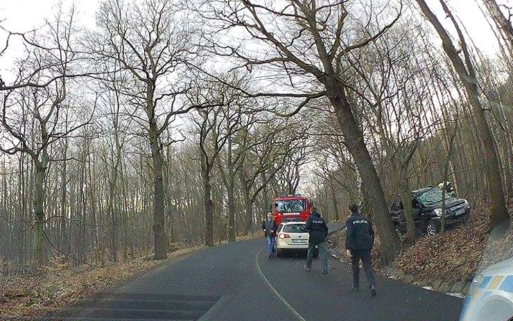 AKTUÁLNĚ: Nehoda u Litvínova. Auto vletělo do lesa
