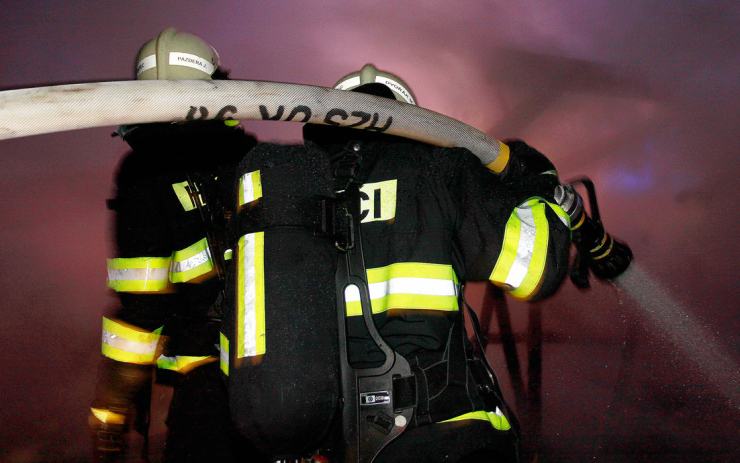 Domku v Bystřanech v noci hořela střecha, hasiči včas vynesli nepohyblivého člověka