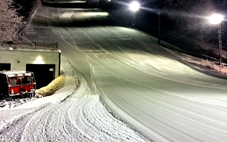 První večerní lyžování na Slalomáku. Sjezdovka bude otevřena až do 21.00 hodin!