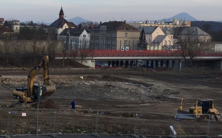 Na místě bývalého zimního stadionu začala výstavba sportovně obchodního centra 