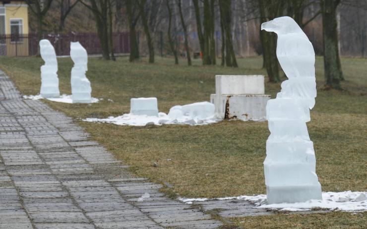 OBRAZEM: Sochy z ledu na Barboře se rozpadají. Shodili je vandalové?