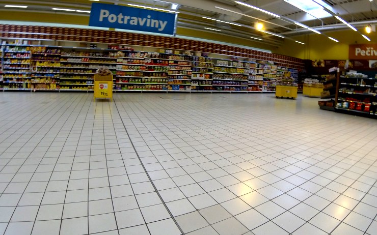 Krádež v supermarketu: Zloděj chtěl přes pokladny nenápadně pronést dvanáct lahví bylinného likéru