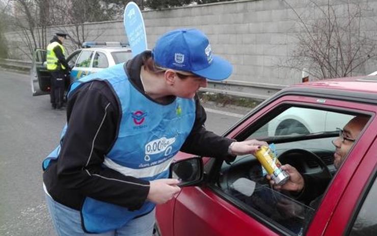 Při policejní kontrole v Teplicích se rozdávalo slušným řidičům pivo. Nealko