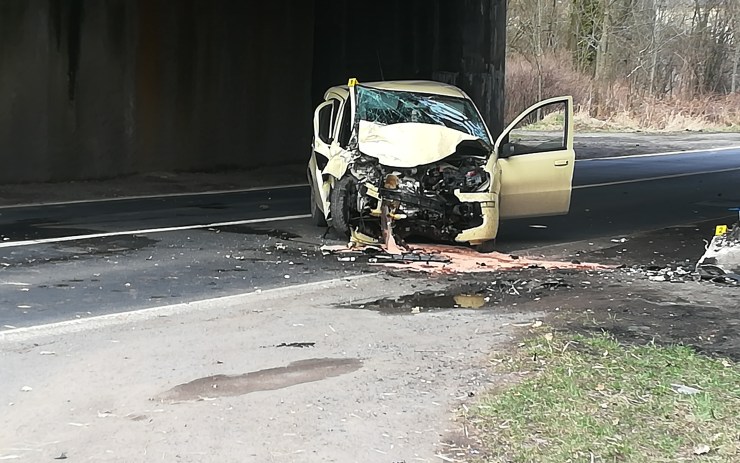 Vážná nehoda v Soběchlebech: Auto narazilo do mostu, řidiče oživovali okolo projíždějící motoristé 