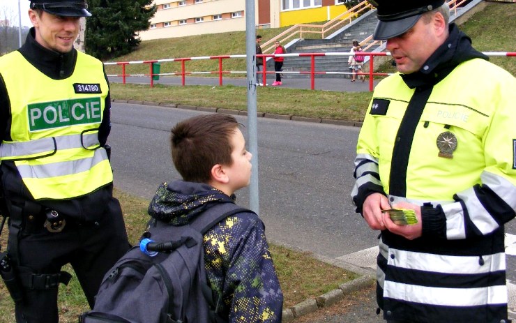 Nezírejte do mobilů! Policisté připomínali dětem, jak správně přecházet silnici 