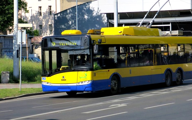 V teplickém trolejbusu se těžce zranila důchodkyně. Pomozte policii zjistit, proč se to stalo