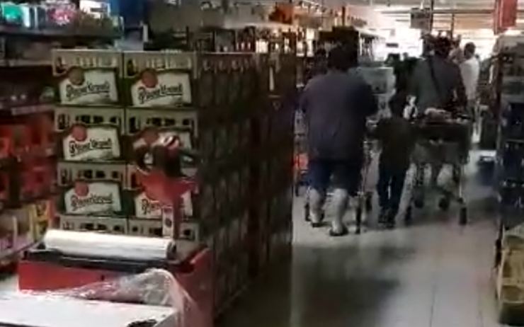 VIDEO AKTUÁLNĚ: V Teplicích museli evakuovat Kaufland