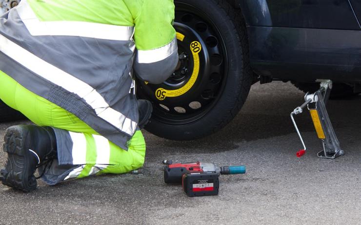 Vandal se v Duchcově vyřádil na zaparkované dodávce