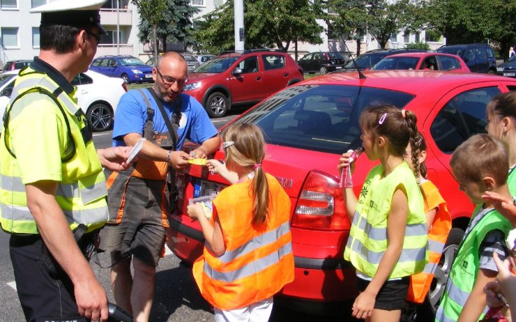 Na silnicích stály s policisty tentokrát i děti. Řidičům rozdávaly sluníčka a mráčky