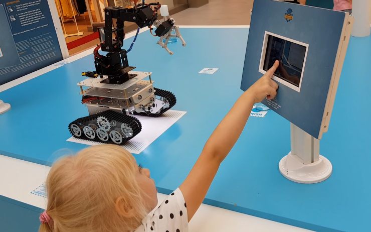 VIDEO: Ovládejte robota, přepněte si vlastní obraz na světelné krychli