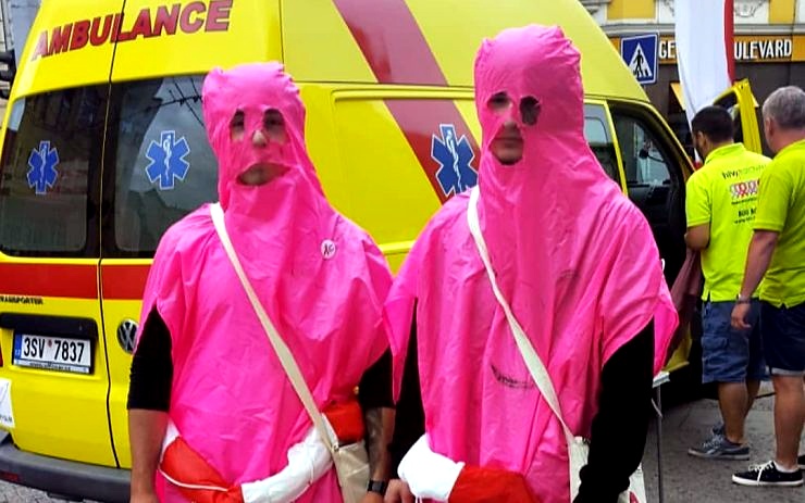 Do ulic opět vyrazily růžové prezervativy. Testování na HIV začalo, bude i v Teplicích