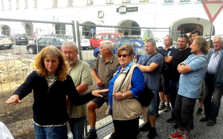 Historické zídky, střepy keramiky. Archeologové lidem ukázali, co se našlo při revitalizaci bílinského náměstí