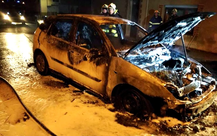 V Hrobu shořelo v noci auto. Požár likvidovaly dvě hasičské jednotky