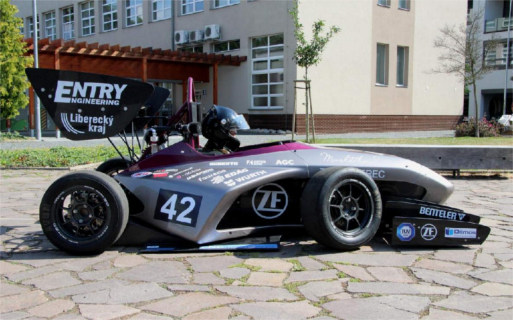 AGC Automotive věnovalo studentům na stavbu formule 20 tisíc korun