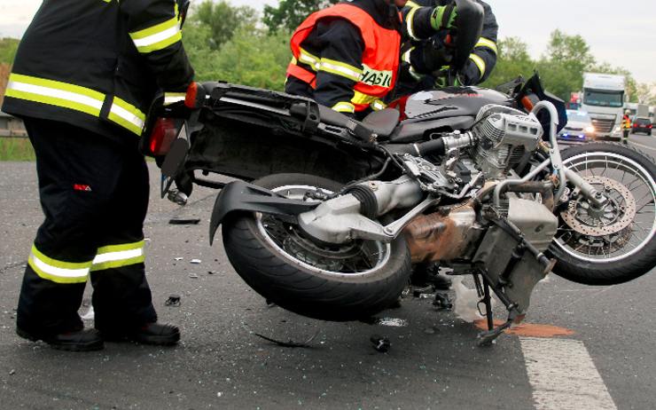 AKTUÁLNĚ: V kopci u Dubí havaroval motorkář, probíhají záchranné práce