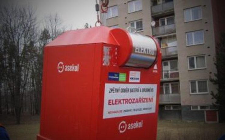 Mladíci se pokoušeli dostat do elektroodpadu. Kontejner při tom poničili