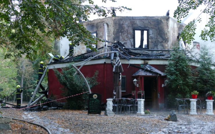 OBRAZEM: Velký požár v noci zničil zámeček u obory ve Mstišově