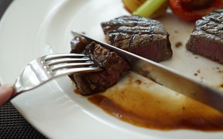 Sedmkrát trestaný muž nechtěl platit za steak. Chuť ho musí přejít