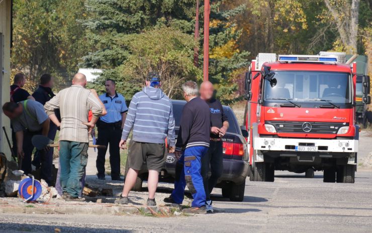 AKTUÁLNĚ: Ve firmě v Oseku zasahují hasiči a policie, má tam být protitanková střela