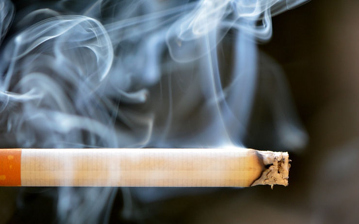 Zloděj vypáčil dveře do prodejny. Ukradl cigarety, tabák a lahev bourbonu