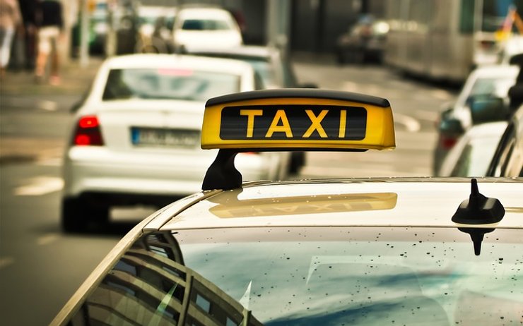 Už třikrát odsouzený mladík okradl taxikářku! Chytili ho při jiné krádeži v supermarketu