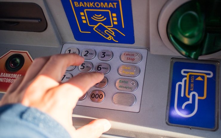 Muž počkal, až si cizinec vybere z bankomatu, pak mu vytrhl peníze z ruky