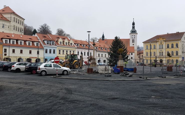 Poslední etapa prací na obnově bílinského náměstí: Jak se aktuálně dotýká řidičů