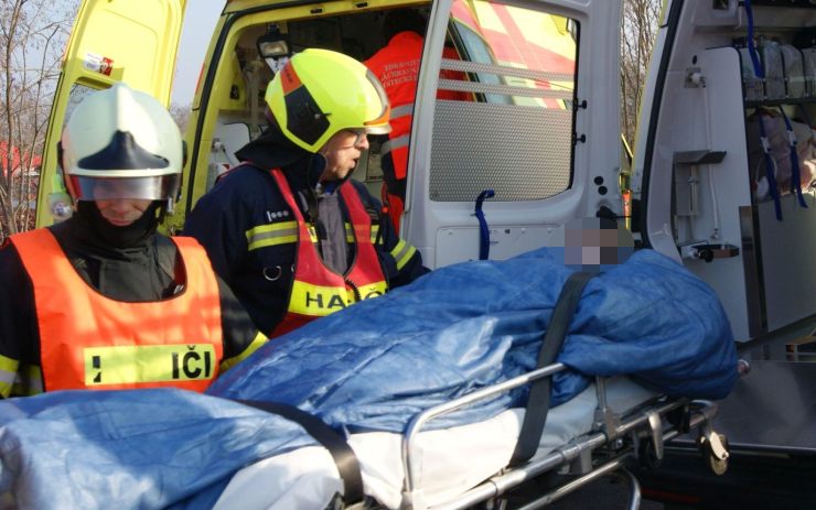 Nákladní auto narazilo do stojícího fordu. Policie zveřejnila, jak došlo k vážné havárii