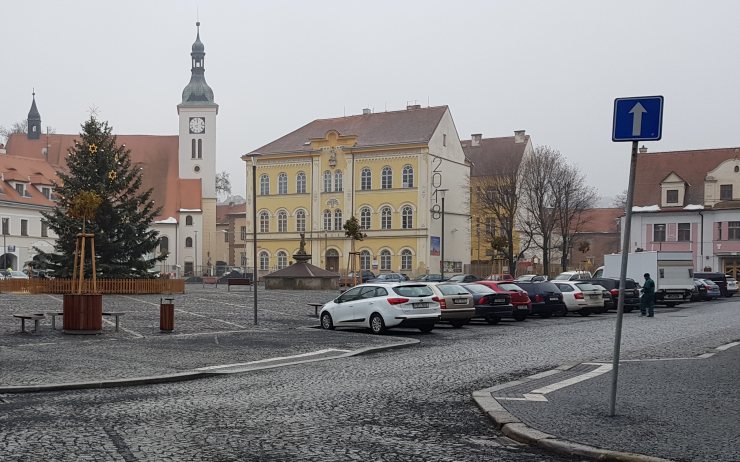 Od ledna se bude na náměstí znovu platit. Vyjde se ale vstříc krátkému zaparkování