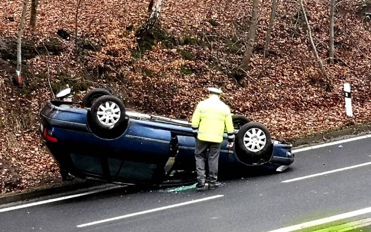 OBRAZEM: Převrácené auto v Dubí komplikovalo dopravu. Silnice je již plně průjezdná