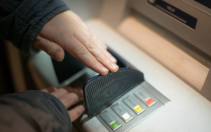 Petarda v bankomatu poničila přístroj. Vandalovi teď hrozí roční vězení