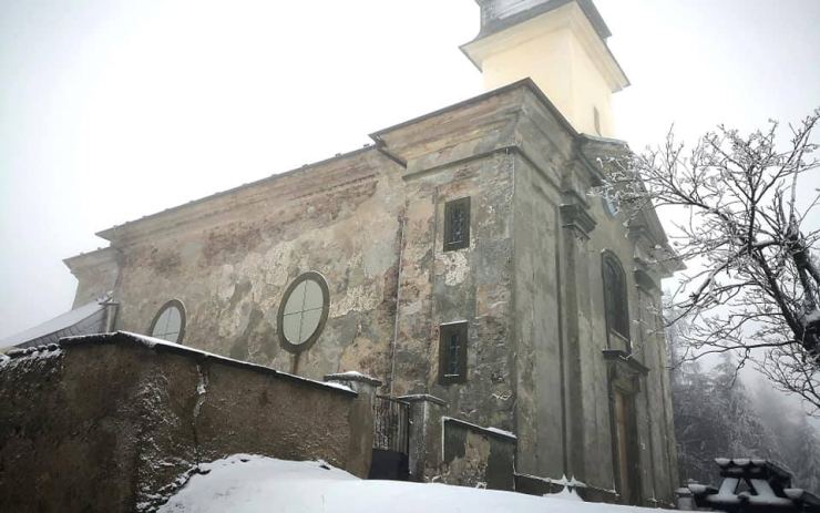 Kostel na Cínovci nejspíš dostane novou fasádu