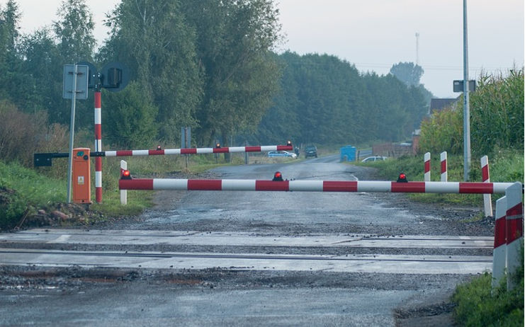 Tohle mohlo dopadnout špatně! Závora se zasekla mezi kabinou a návěsem, cizinec může jít do vězení