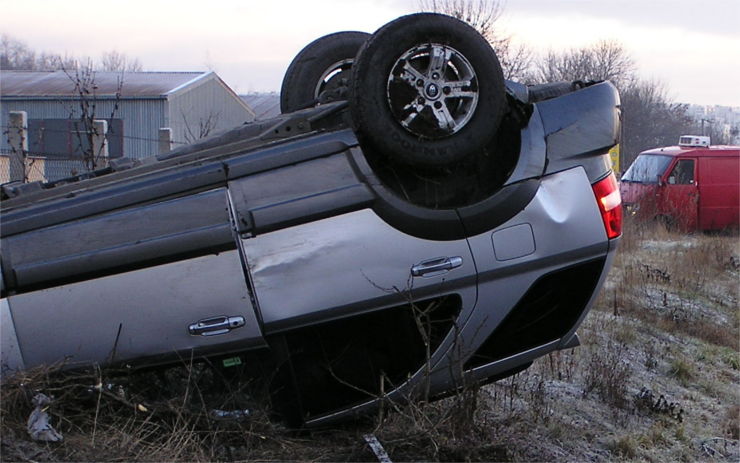 V Krupce se převrátilo auto na střechu, dva lidé se při nehodě zranili